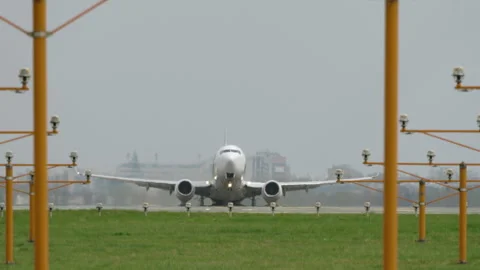 Front view white passenger aircraft taking off directly toward camera Vídeo Stock 333647202