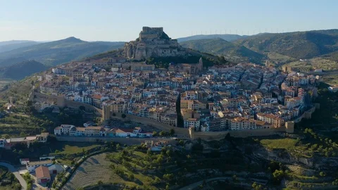 Front view of whole Morella old city surrounded by old stone wall Vídeos de archivo 110368986