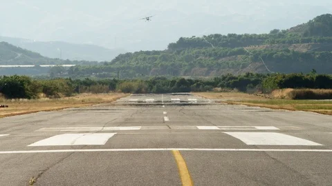 Front View, Wide Shot, Tracking Shot, 40 Seconds Or Greater, Outdoors, Day, 스톡 동영상 95959252