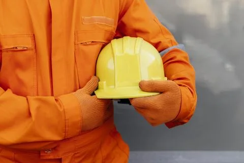Front view worker uniform holding hard hat 2 Resolution and high quality Foto stock