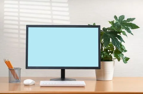Front view of a workspace modern computer . Blank mockup screen Foto stock