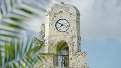 Front view of Worth Avenue Clock Tower located in Palm Beach, Florida Видео 275905518