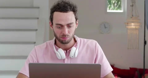 Front view of a young multitasking European guy, entrepreneur, copywriter Vídeos de archivo 220076343