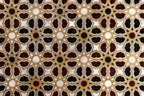 Front wall with geometric Arabic patterns on marble tiles Foto stock