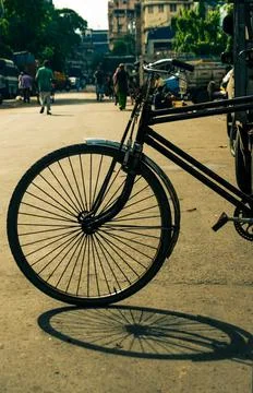 Front wheel of a rickshaw on roadside Foto stock