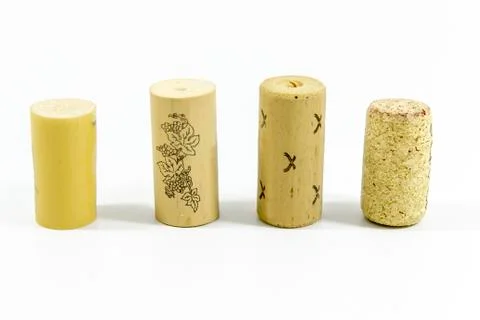 Front wide shot of multiple wine corks with blurry white background Stock-Fotos