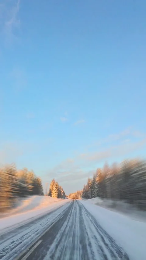Front window point of view driving on snow covered winter road in Lapland w.. Vidéo 328371637