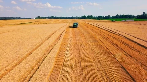 Front Zoom of John Deere 4WD Tractor and Grain Cart 動画素材 91002976