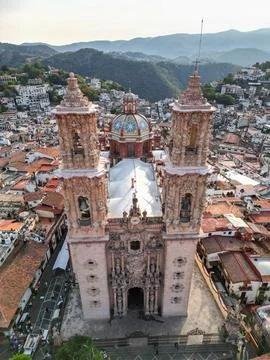 Frontal drone view of Santa Prisca church in Taxco showing entrance and towers 库存照片