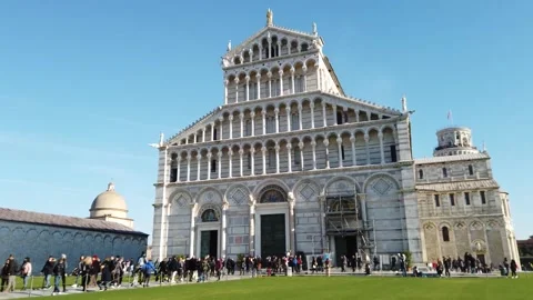 The frontal facade of the Cathedral of Pisa at the Piazza del Duomo Vidéo 270368331