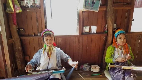 Frontal high angle shot of two Kayan long neck women weave scarves, Inle Lake Vídeos de archivo 79833449