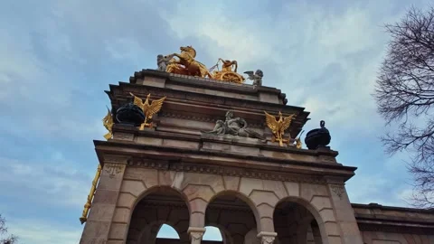 Frontal top view of classical triumphal arch at Parc de la Ciutadella with Vidéo 332652647