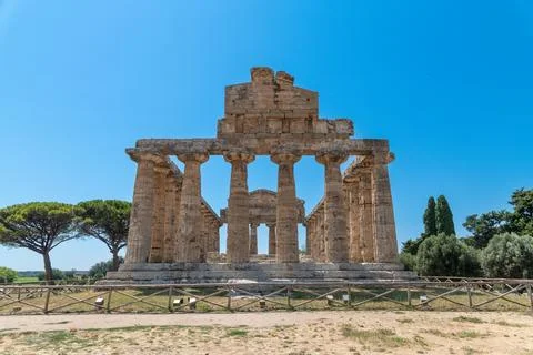 Frontal view of ancient Doric column temple ruin 库存照片