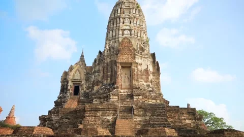Frontal View of the Elevated Prang Tower of Wat Ratchaburana in Ayutthaya 스톡 동영상 312661961