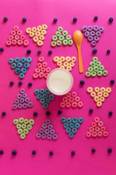 Froot loops in the shape of a triangle blue, green, purple, pink, orange on a Foto stock