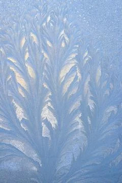 Frost pattern on a frozen window at winter. Natural background, texture Foto stock