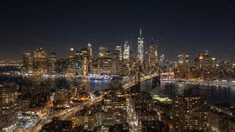 Frosted view of a suspension bridge and city skyline at night. 4K Vídeo Stock 343244214