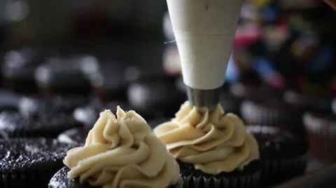 Frosting Cupcakes 스톡 동영상 26669724