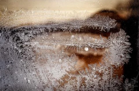 Frosty natural pattern on winter window, ornamental frost on the glass. Foto stock