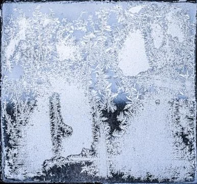 Frosty natural pattern on winter window, ornamental frost on the glass. Foto stock