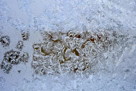 Frosty pattern on rimy winter window glass. Foto stock