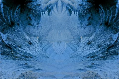 Frosty pattern on the window draws winter blue color winter flower Foto stock