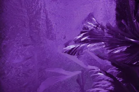 Frosty pattern on the window draws winter purple color Stock-Fotos