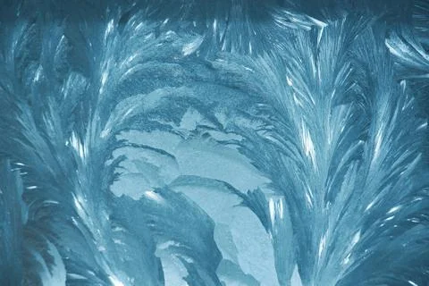 Frosty pattern on the window draws winter blue color 스톡 사진