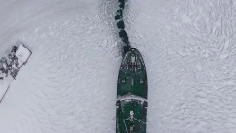 On a frosty winter day, the ship breaks the ice to enter the port. Stock-Footage 169979124