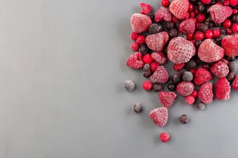 Frozen berries on a gray background, raspberry, strawberry, cranberry Foto stock