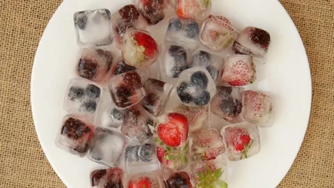 Frozen berries on a plate. 스톡 동영상 328694372