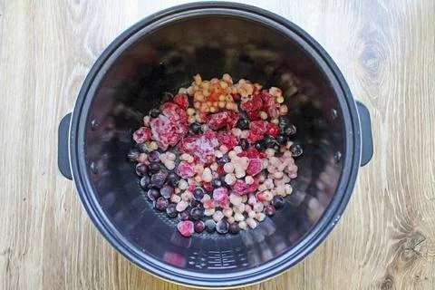 Frozen Berry Compote In A Multicooker2 Foto stock