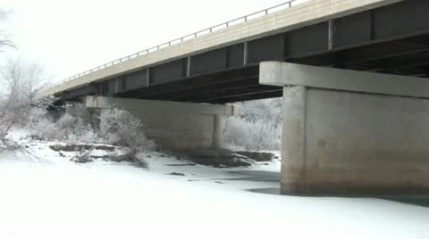 Frozen Bridge &amp; Trees in Winter Vidéo 11082914