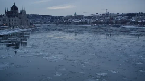 Frozen Danube River With View Of Hungarian Parliament Building On Winter Vídeo Stock 328693930