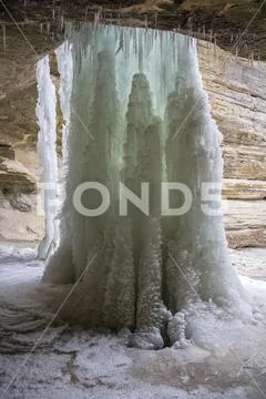 Photograph: Frozen icy waterfall in La Salle Canyon Starved Rock State ...