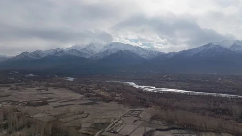 Frozen Indus River Winding Through Himalayan Valley With Snow-Capped Mountain 库存影片 333824831