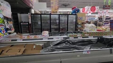 Frozen items unavailable at grocery store due to power outage on August 16 2026 库存影片 342575849
