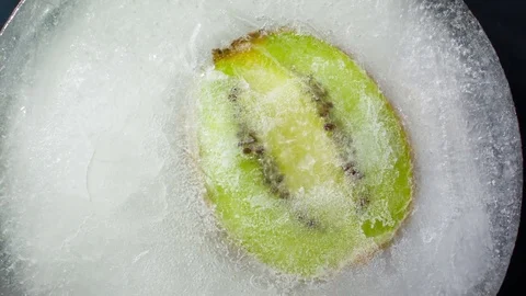 Frozen Kiwi in ice cube Vídeo Stock 80982478