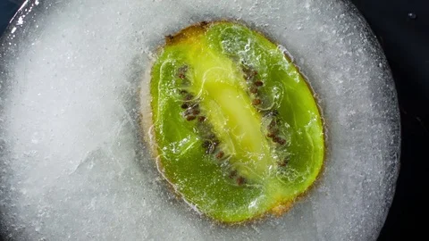 Frozen Kiwi in ice cube Stockbeeldmateriaal 80982612