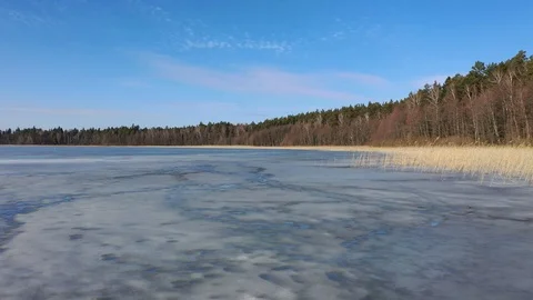 Frozen lake Stockbeeldmateriaal 104975350
