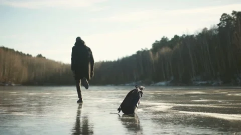 Frozen lake Stockbeeldmateriaal 145708469