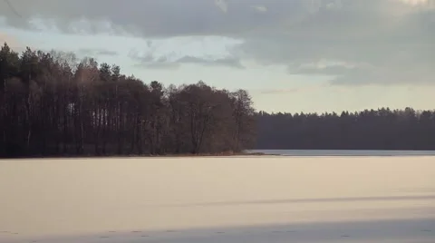 Frozen lake, winter time. Vídeo Stock 66567023