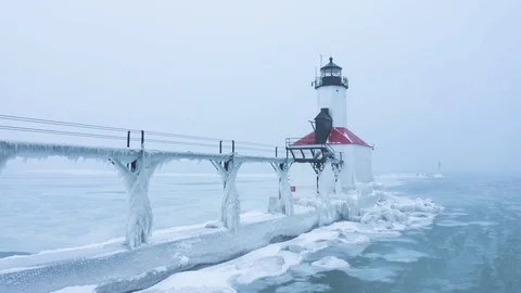 Frozen Lighthouse on Lake Michigan Snowing - 4K Aerial 스톡 동영상 113689897