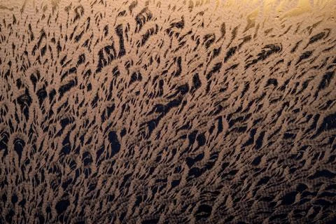 Frozen moisture on a window pane forms delicate patterns resembling fern 스톡 사진