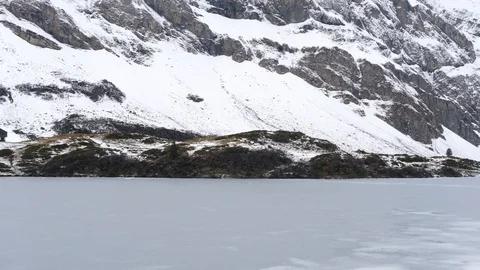A frozen mountain lake 库存影片 100979125