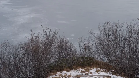 A frozen mountain lake 库存影片 100979370