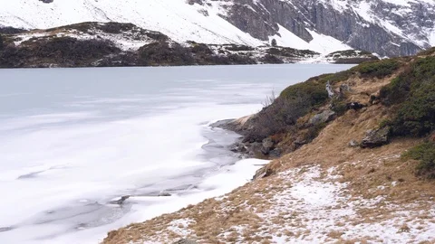 A frozen mountain lake 库存影片 100979543