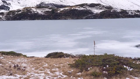 A frozen mountain lake 库存影片 100979657