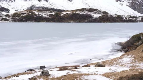 A frozen mountain lake 스톡 동영상 100979900