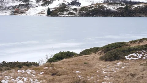 A frozen mountain lake 库存影片 100980020
